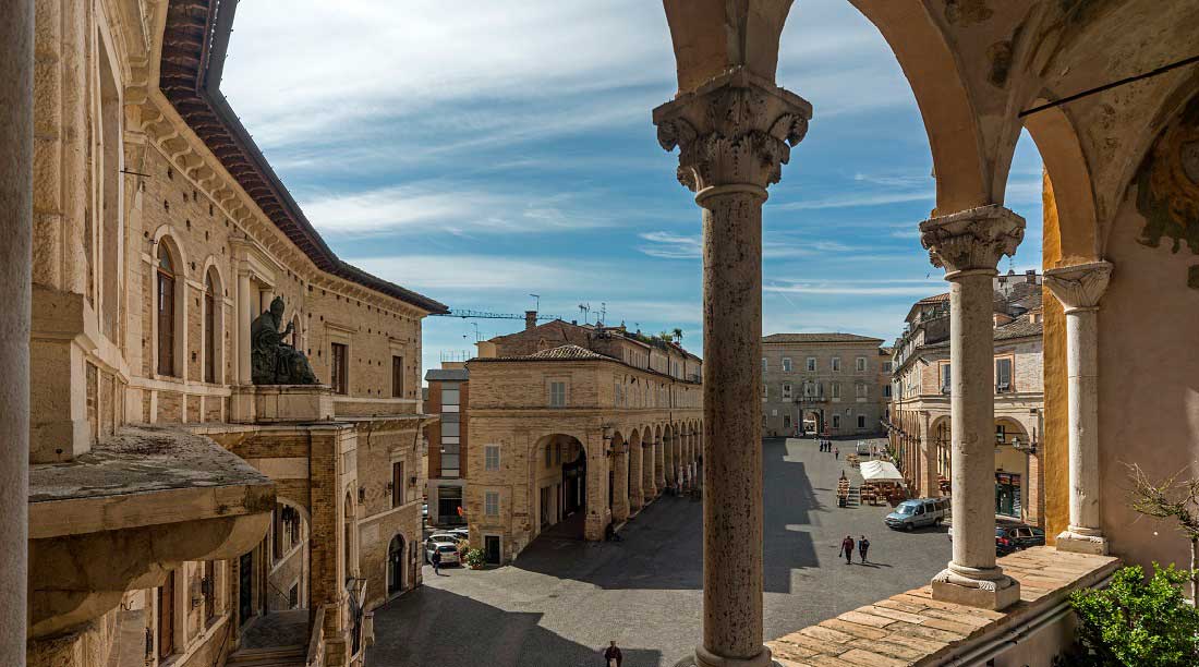 Fermo, Piazza del Popolo con Palazzo dei Priori